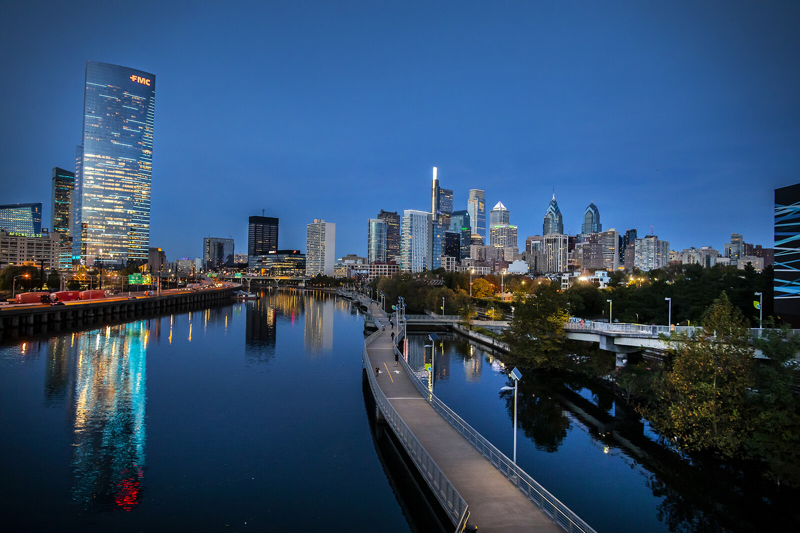 philadelphia skyline at night over the river